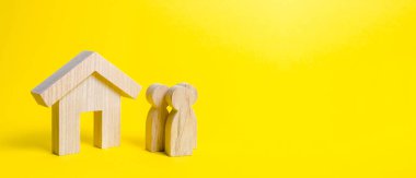 Sarı bir arka plan üzerinde aile ve ev figürleri. Emlak, kendi ev. Satın almak veya satmak. Kredi veya ipotek uygun fiyatlı konut. Yenileme ve inşaat. Sübvansiyon. Afiş