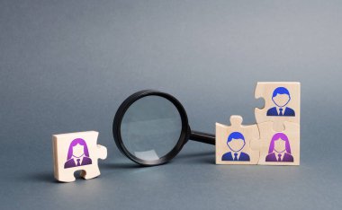 Sıralanmamış takım bulmaca ve büyüteç. Arama, işe alım personeli, elebaşı. İşgücü piyasasında uzman eksikliği. Verimli ve üretken bir iş birimi oluşturma