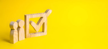 İnsanların figürleri kutuda büyük bir kenenin yanında duruyor. SeÃ§menler bir cumhurbaÅ kanÄ± veya parti oylamasÄ±na kÄ±lÄ±yor. Eyalet seçimleri, referandum, nüfus anketi. İstatistiksel veriler. Afiş