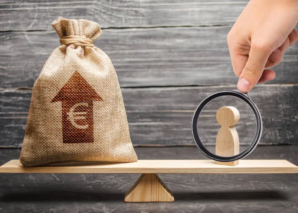 Magnifying glass is looking at a man figurine and Euro money bag with arrow up on scales. average salary in the labor market, pricing. Criteria and requirements for increasing the work of a specialist — Stok fotoğraf