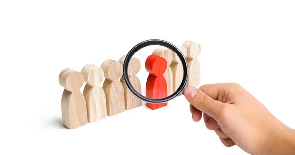 Magnifying glass is looking at the red figure of a man comes out of the line of people. Talent, leader, professional. success and improvement in work, the universal recognition of efficiency — Stock Photo, Image