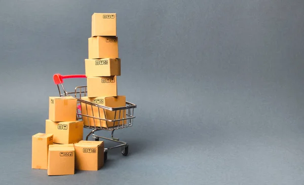 Winkelwagen supermarkt met dozen. Verkoop van producten. De concept commerce, onlineshopping. E-commerce, verkoop en verkoop van goederen via online handelsplatformen. Koopkracht, leveringsorder. — Stockfoto