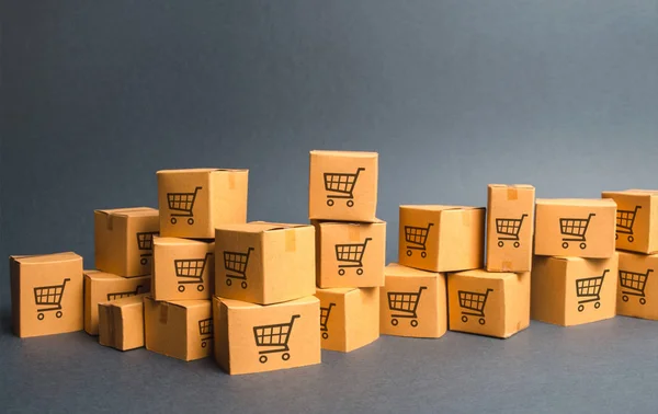 Alışveriş arabaları çizim ile birçok karton kutular. ürünler, mallar, Depo, stok. ticaret ve perakende. E-ticaret, online ticaret platformu üzerinden mal satışı. Navlun nakliye, teslimat