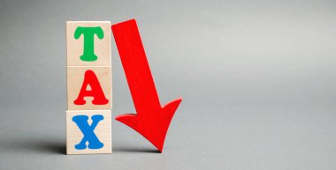 Vergi ve aşağı ok kelimesi ile ahşap bloklar. Vergi indirimi kavramı. Gayrimenkul, ipotek, mal ve hizmet vergileri düşer. İş ve finans. Vergilendirme