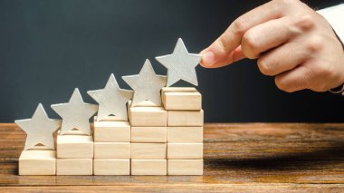 Eleştirmen beşinci yıldızı koyuyor. Otellerin ve restoranların derecelendirme konsepti. Ziyaretçilerin değerlendirmesi. Kalite seviyesi, iyi hizmet. En iyi müşteri derecesi. Geri bildirim. Memnuniyet