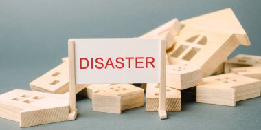 Yazıt Afet ve düşmüş ahşap evler ile bir poster. İnsanların acilen tahliyesi. Kasırga. Fırtına. Yangın. Patlama. Sel. Daralt. İnsanların hayatları için bir tehdit. Acil konut durumu