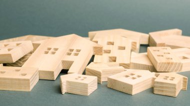 Birçok ahşap ev yıkıldı. Doğal afet sonucu evlerin yıkılması. Sel. Kasırga. Yangın. Tehlike. Acil durum konutları. Eski binaların yeniden inşası. Sakinlerinin tahliyesi