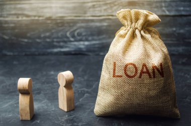 Kredi kavramı. İşadamları şirketin kredileri hakkında sorular tartışıyorlar. Borç veren ve borçlu arasındaki finansal krediler. Güvenli ve ipotek kredisi. İyileştirme faiz oranları