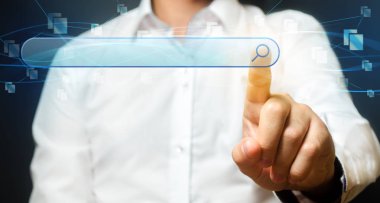 Bir adam arama çubuğunun düğmesine tıklar. Arama motoru algoritmaları ve yöntemleri. Hayatın her alanında internet ve teknoloji kullanımı. Sorunun cevabını bulun, linkten siteye gidin.