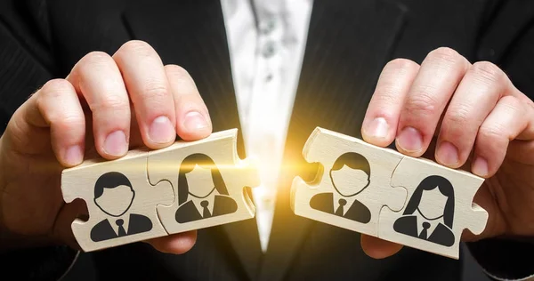 Businessman connects puzzles of workers employees in one group. Creation of an effective team of specialists for the implementation of a new project. Teams disbandment, staff reductions. — Stock Photo, Image