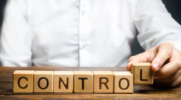 O homem inventa a palavra Controles. Conceito de gestão de negócios e processos. Controlo Controlo Controlo do cumprimento das regras e responsabilidades. Gerenciar funcionários e trabalhadores. Autodisciplina — Fotografia de Stock