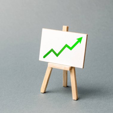 Bilgi yeşil bir ok yukarı standı. İş için uygun koşullar. Yatırım cazibesi. Kar ve servet ilerler. ücret artışı, üretilen ve satılan malların fiyatları.