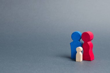 Aile figürleri gri bir arka plan üzerinde duruyor. Ebeveynler ve çocuk. Aile değerleri. Hücre toplumu, üreme. Gençleri destekleme programları, uygun fiyatlı barınma, tıp. İstatistikler, demografik bilgiler.