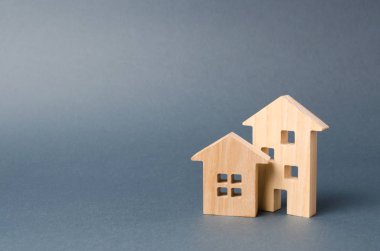 Ahşap evler figürleri. Çevre dostu ve çevre dostu ev. İnşaatta modern teknoloji. Sessiz ve rahat, konforlu uygun fiyatlı konut. Banliyölerde konut.