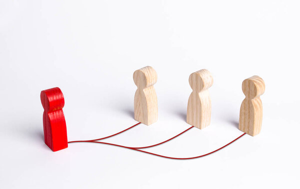 Лидер и подчиненные соединены линиями. Управление бизнесом и отдача приказов персоналу. Лидерство, командная работа, обратная связь в команде. Сотрудничество и сотрудничество. Иерархия в компании
.