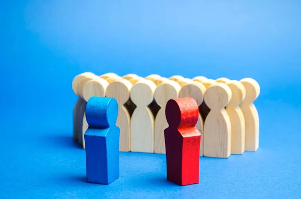 Blaue und rote Menschen stehen vor einer Menschenmenge. Interessenskonflikt. Zwei Gegner. Streit. Suche nach Kompromissen. Soziale Probleme. Unternehmenskonkurrenz. Politische Debatte — Stockfoto