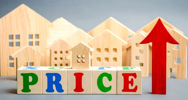 Wooden blocks with the word Price, up arrow and wooden houses. The concept of raising property prices. High cost for rental housing and real estate. Expensive loans to buy an apartment. Analytics — Stock Photo, Image