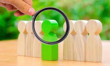 Tahta insan figürleri. Yeşil adam işçilerden oluşan bir ekiple çıkageldi. Yeni bir lider seçme fikri. Kişinin seçimi. İşe alma ve adam toplama. Yetenekli bir çalışan. Rütbe. Seçici odak