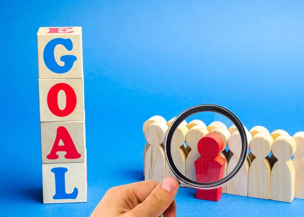 Holzklötze mit dem Wort Ziel und Geschäftsteam. Planung finanzieller Ziele in einem Unternehmen. Geschäftsstrategie. Zusammenarbeit und Teamwork — Stockfoto