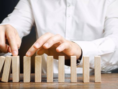 İşadamı çökme domino etkisini durdurdu. Stres direnci işi. Finansal istikrar. Toparlanma işi. Nakit risklerin değerlendirilmesi. Bir strateji oluşturuyorum. Yönetim ve planlama. Karar verme
