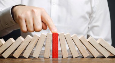 İşadamı çökme domino etkisini durdurdu. Stres direnci işi. Finansal istikrar. Toparlanma işi. Nakit risklerin değerlendirilmesi. Bir strateji oluşturuyorum. Yönetim ve planlama. Karar verme