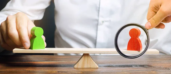 Figuras de madera de personas en escalas y un mediador / árbitro. Resolver situaciones de conflicto y disputas. Conclusiones de la resolución pacífica de controversias. Conflicto de intereses. Negocio opositores — Foto de Stock