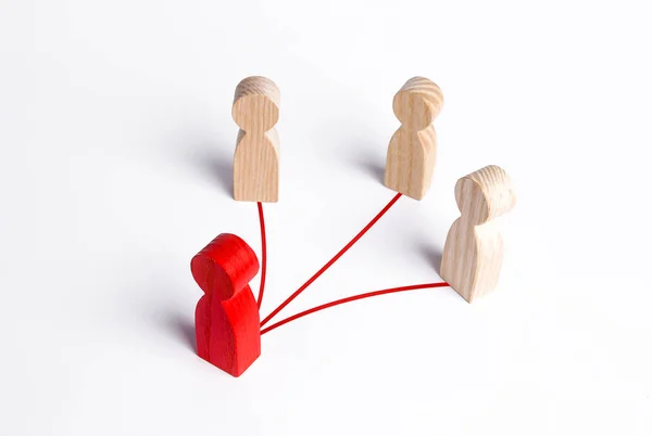 Красная человеческая фигура соединена линиями с тремя людьми. Управление бизнесом и отдача приказов персоналу. Лидерство, командная работа. Сотрудничество и сотрудничество. Обмен опытом и информацией . — стоковое фото