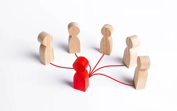 De rode menselijke figuur is verbonden door lijnen met vijf personen. Bedrijfsvoering. Geruchten verspreiden. Leiderschap, teamwerk. Samenwerking en samenwerking. Uitwisseling van ervaringen en informatie. — Stockfoto