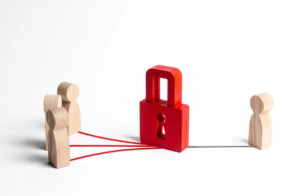 A red padlock blocks contacts between people and a person. Misunderstanding, termination of contact. Countering bullying and threats. End relationships, inaccessibility. Lack of feedback. Ignoring — Stock Photo, Image