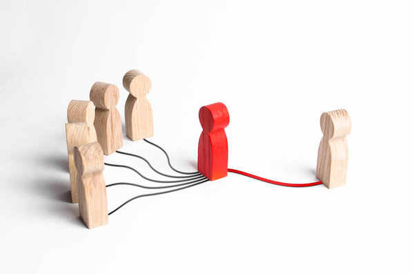 Группа людей пытается связаться с человеком через посредника. Пресс-секретарь, средства массовой информации и связи с общественностью, представляющие интересы лица или компании. Медиация
