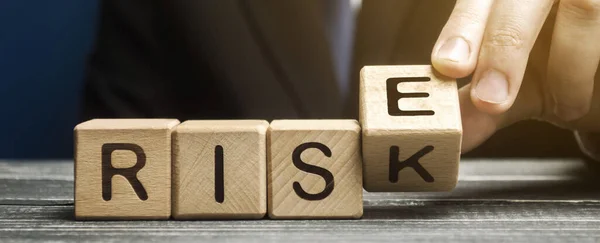 ビジネスマンはリスクと上昇という言葉で木製のブロックを変更します 事業リスク管理と成長実績 リスク評価 戦略の立案と目標の達成 — ストック写真