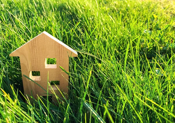 Miniaturowy Drewniany Dom Zielonej Trawie Koncepcja Nieruchomości Nowoczesne Mieszkanie Ekologiczny — Zdjęcie stockowe
