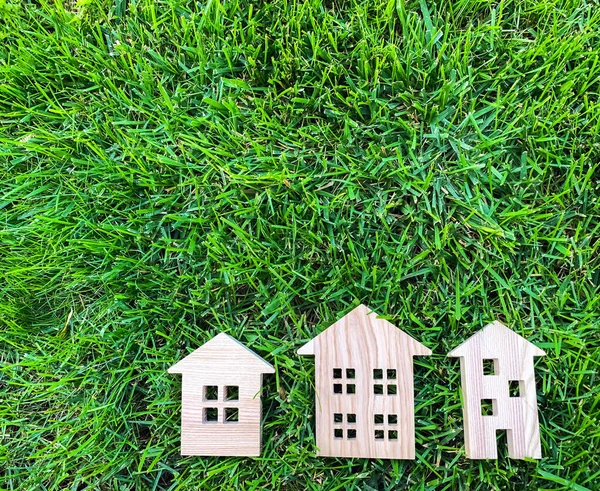 Casas Madera Miniatura Sobre Hierba Verde Concepto Inmobiliario Vivienda Moderna — Foto de Stock