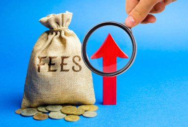 Para çantası, harçlar ve yükselen ok. Görev artışı konsepti. Ticaret savaşları. İthalat ve ihracat kotaları. Yüksek vergilendirme. Serbest ticaret bölgesi. İş ve Finans