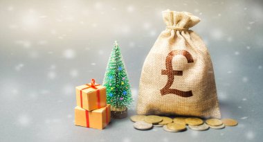 Bozuk paralı para çantası ve ağaçlı kar yağışı. İş ve finans. Kredi, depozito, kredi. Yeni yıl promosyonları ve Noel. Para birikimi. Tasarruf. Kış mevsimi. Sterlin.