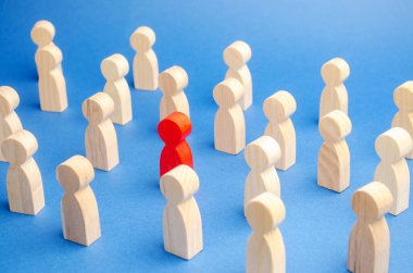 Bir adamın kırmızı figürü kalabalıktan göze çarpar. Enfeksiyon kapmış biri. Coronavirus salgını enfeksiyonu COVID-19. Karantinaya alın. Kendini soyutlama. Personel kiralamak. İşe Alınıyor