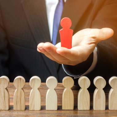 Bir adam, bir grup işçiye karşı lider figürüne sahiptir. En iyi çalışan. Liderlik ve terfi. İnsan Kaynakları Yönetimi ve İşe Alım. İşe alma ve işe alma