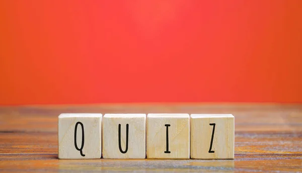 Drewniane Klocki Słowem Quiz Koncepcja Biznesu Lub Edukacji Odpowiedzi Pytania — Zdjęcie stockowe