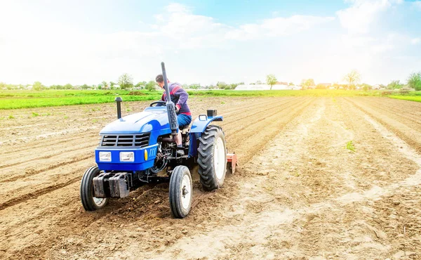Fermier Conduit Tracteur Sur Champ Ferme Industrie Agricole Cultiver Sol — Photo