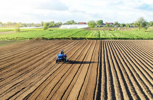 Фермер Тракторе Обрабатывает Землю После Сбора Урожая Развитие Сельскохозяйственных Технологий — стоковое фото