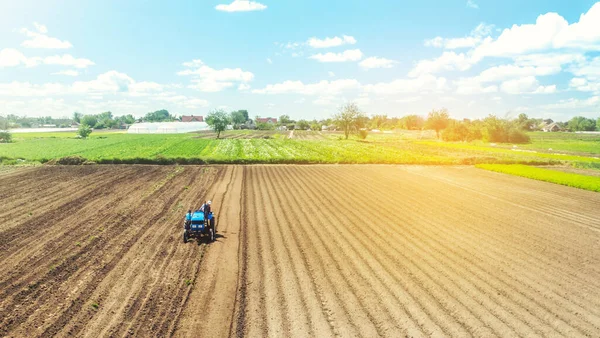 Agricultor Trator Solta Mói Solo Preparando Terra Para Uma Nova — Fotografia de Stock