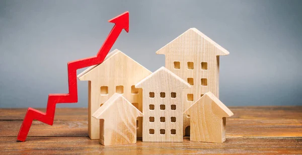 Miniature Wooden Houses Red Arrow Concept Increasing Cost Housing High — Stock Photo, Image