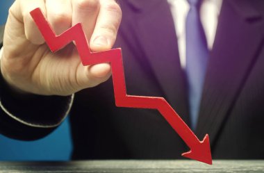 İş adamının elinde kırmızı bir ok var. Kâr ve geliri azaltma kavramı. Ekonomik kriz ve durgunluk. Sermaye çıkışı. Hava Durumu