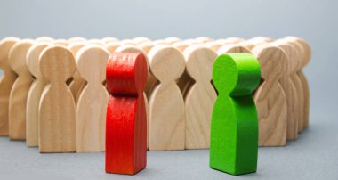 Kırmızı ve yeşil insanlar kalabalığın önünde duruyor. İki rakip. Çıkar çatışması. Tartışma. Uzlaşmayı ara. Sosyal sorunlar. İş rekabeti. Adaylar Siyasi Tartışma