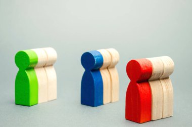Çok renkli ahşap insan grupları. Piyasa segmentasyonu kavramı. Hedef kitle, müşteri hizmetleri. Alıcı pazarı. Müşteri analizi, müşteri ilişkileri yönetimi. Seçici odak