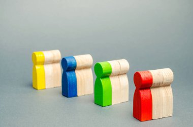 Çok renkli ahşap insan grupları. Piyasa segmentasyonu kavramı. Hedef kitle, müşteri hizmetleri. Alıcı pazarı. Müşteri analizi, müşteri ilişkileri yönetimi. Seçici odak