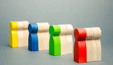 Çok renkli ahşap insan grupları. Piyasa segmentasyonu kavramı. Hedef kitle, müşteri hizmetleri. Alıcı pazarı. Müşteri analizi, müşteri ilişkileri yönetimi. Seçici odak