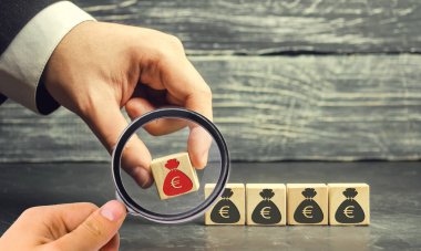 İş adamı avronun görüntüsüyle küpü kaldırıyor. Sermaye çıkışı. Küçük işletmeler üzerinde baskı var. İflas. Ekonomik durgunluk. Finansal kriz kavramı. Ekonomiyi sabote etmek.