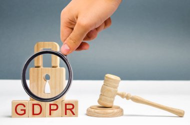 GDPR konsepti. Veri Koruma Düzenlemesi. Siber güvenlik ve mahremiyet. Avrupa Birliği ve Avrupa Ekonomik Alanı içindeki tüm şahıslara yönelik veri koruma ve gizlilik yasası. Gavel ve kilitle.