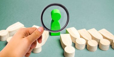 Pırasa tohumu serada yetişir. Organik sebze yetiştiriyor. Çiftçilik. Tarım. Tohumlar. Yakın plan. Yumuşak seçici odak